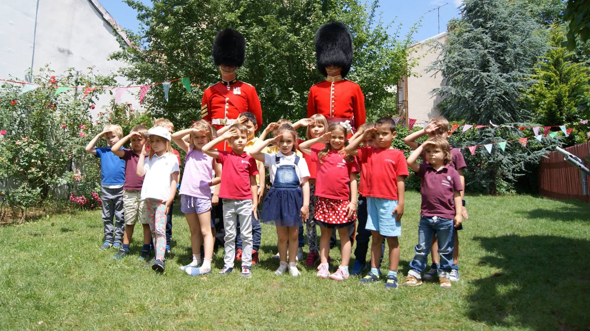 Copii Acorns alături de Grenadier Guards